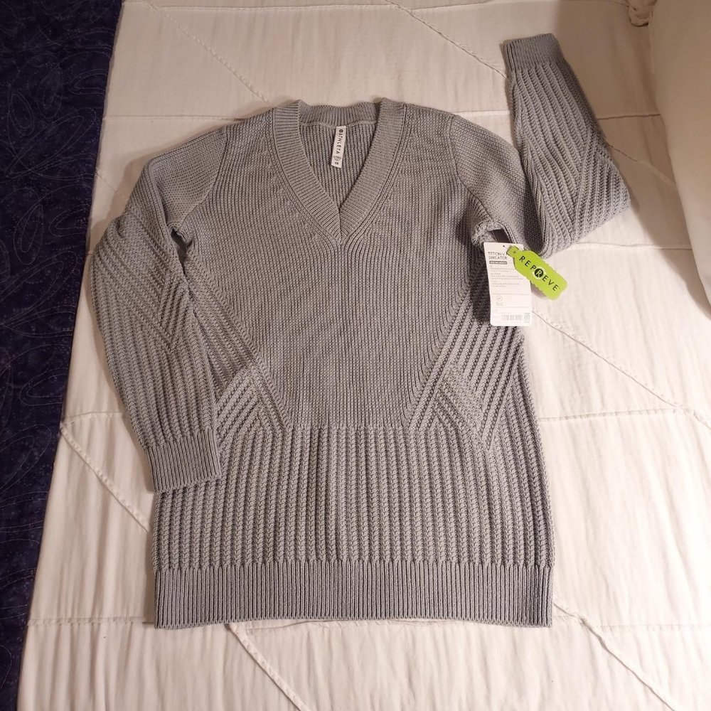 NWT Athleta grey Teton v-neck sweater, Size XS